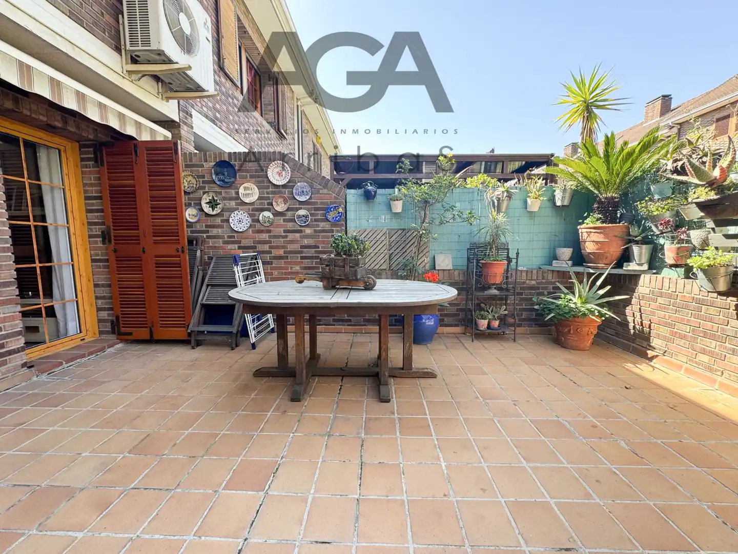 Terrasse von Einfamilien-Reihenhaus zum Verkauf in Badalona mit Klimaanlage und Abstellraum