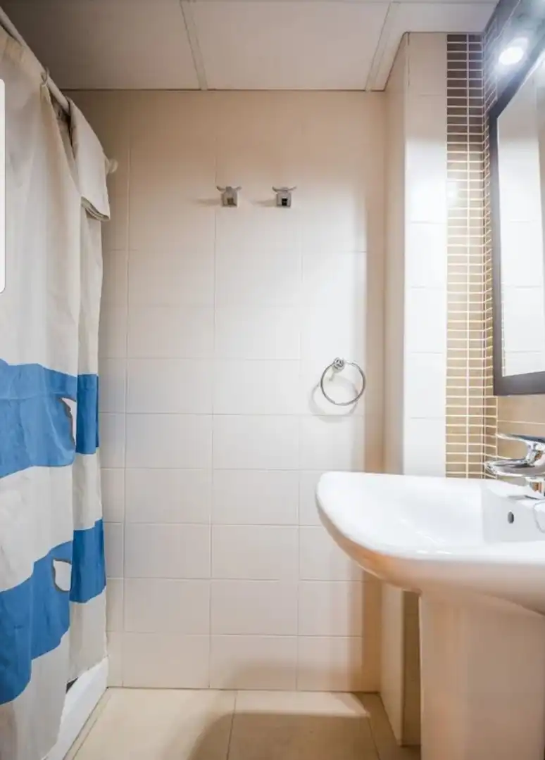 Baño de Piso de alquiler en Roquetas de Mar con Aire acondicionado, Calefacción y Amueblado