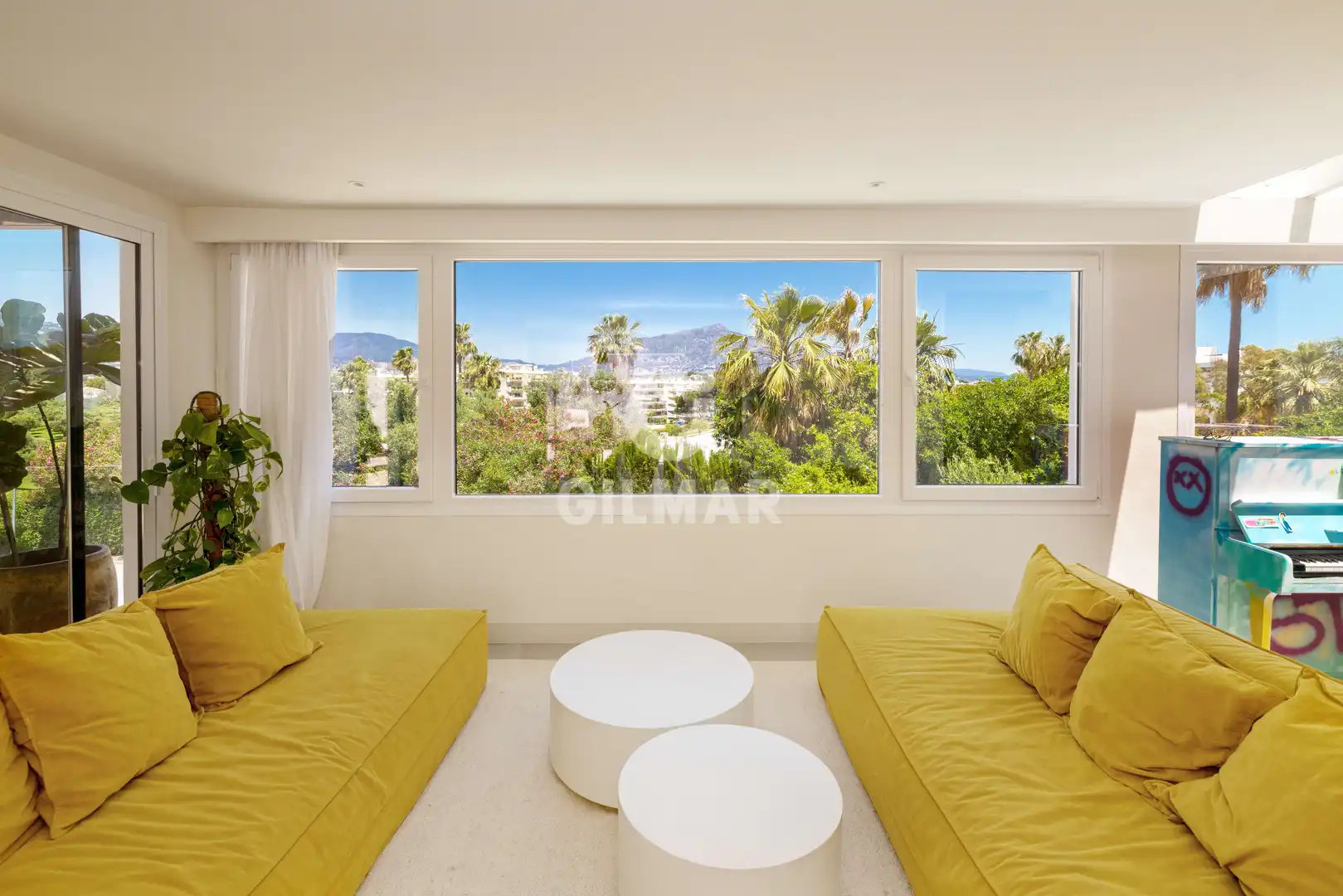 Sala d'estar de Casa adosada en venda en Marbella amb Calefacció, Jardí privat i Piscina