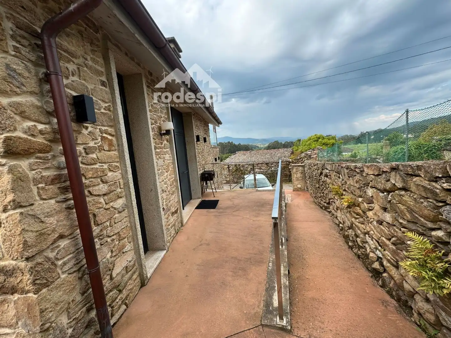Vista exterior de Casa o xalet en venda en Arbo amb Terrassa, Traster i Piscina