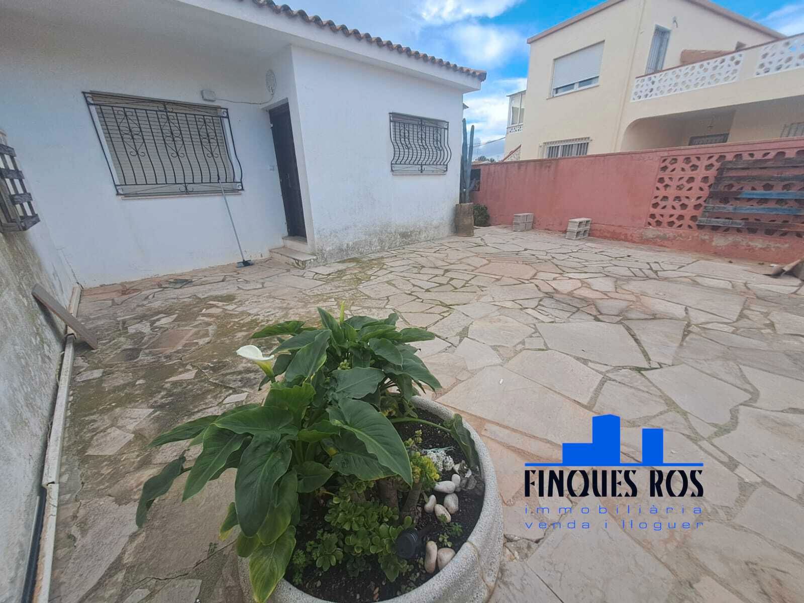 Vista exterior de Casa adosada en venda en Vinaròs amb Jardí privat, Terrassa i Forn