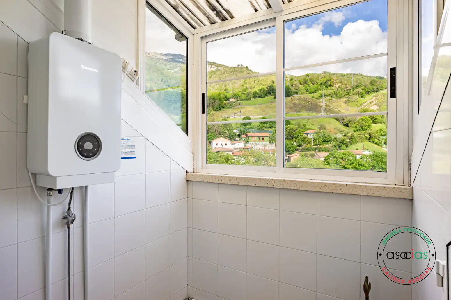 Bathroom of Attic for sale in Lena  with Heating, Parquet flooring and Terrace