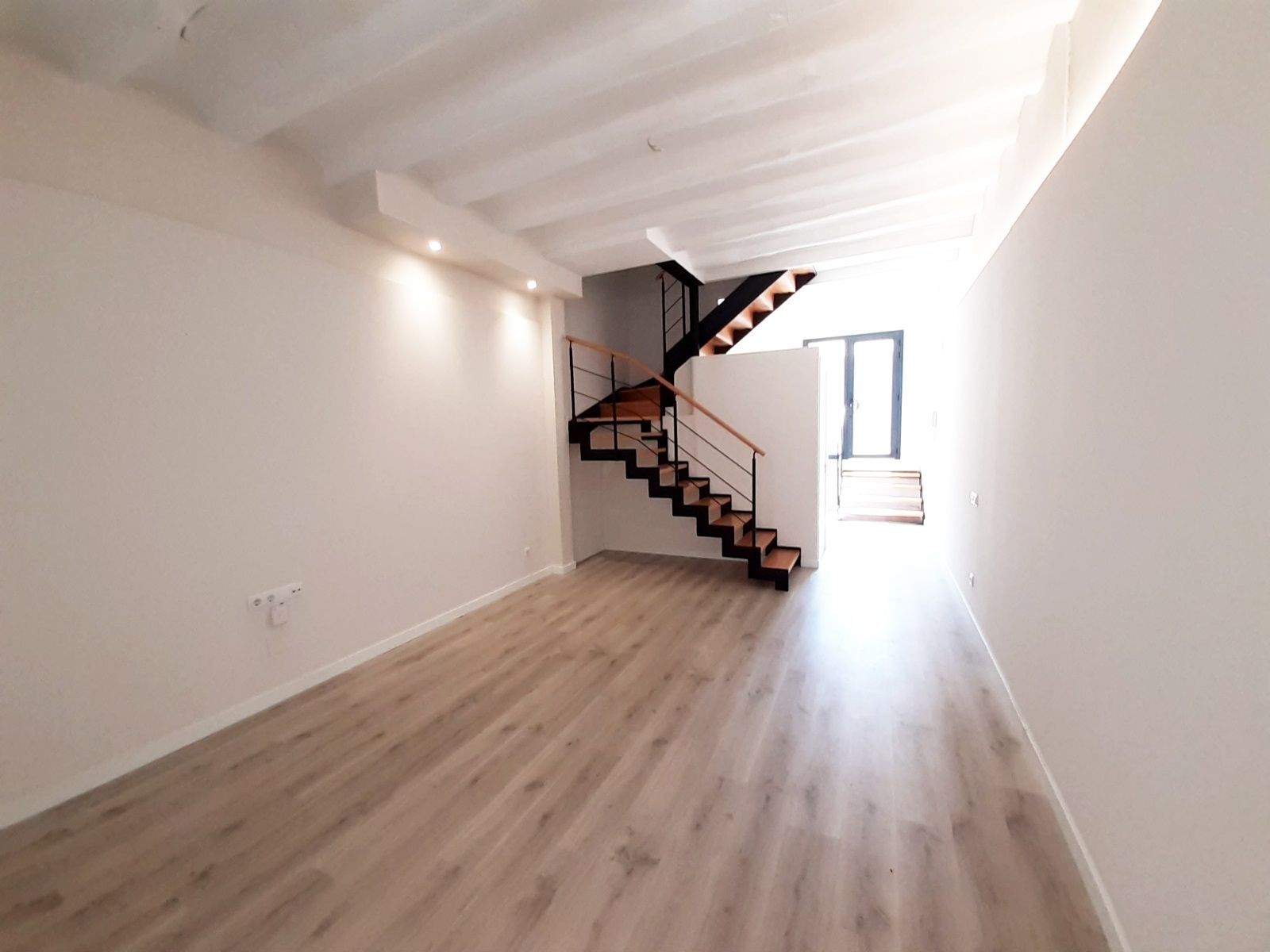 Casa adosada de alquiler en  Barcelona Capital con Terraza