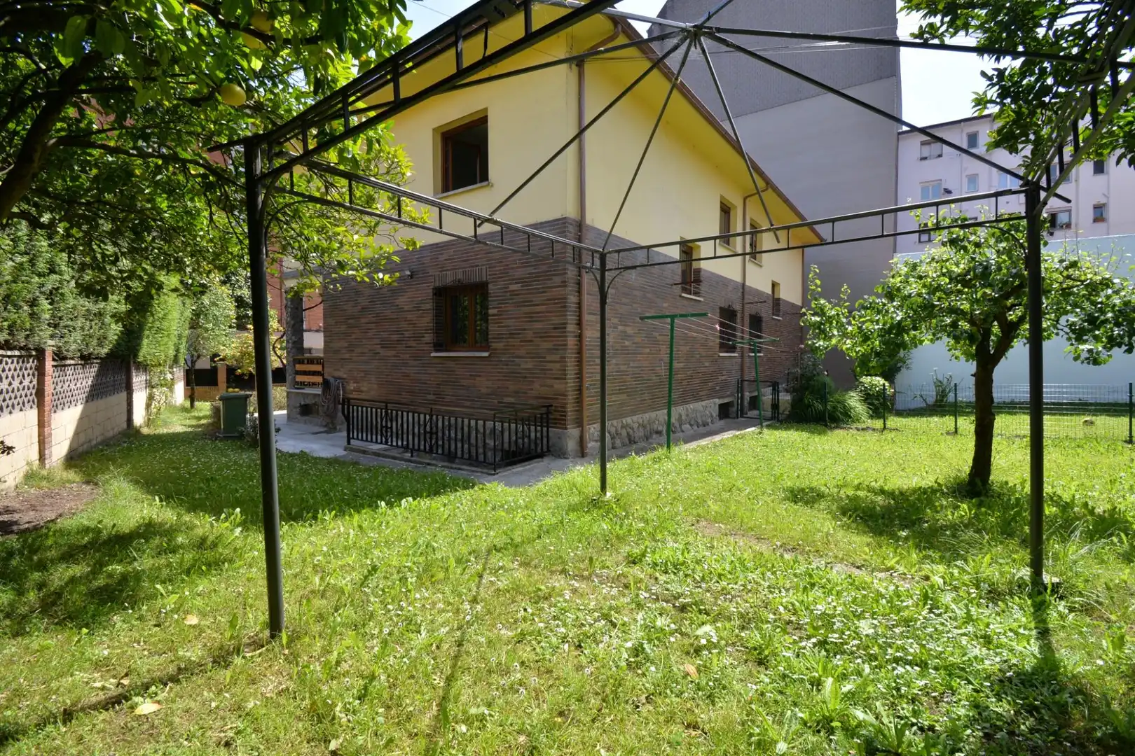 Außenansicht von Haus oder Chalet zur Miete in Oviedo  mit Abstellraum