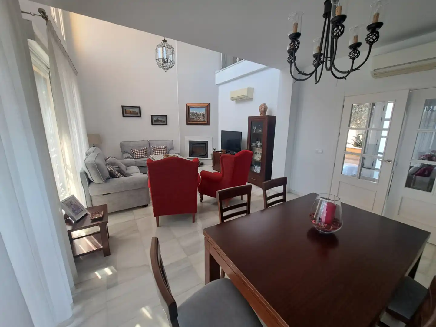 Sala d'estar de Casa o xalet en venda en Dos Hermanas amb Aire condicionat, Jardí privat i Terrassa