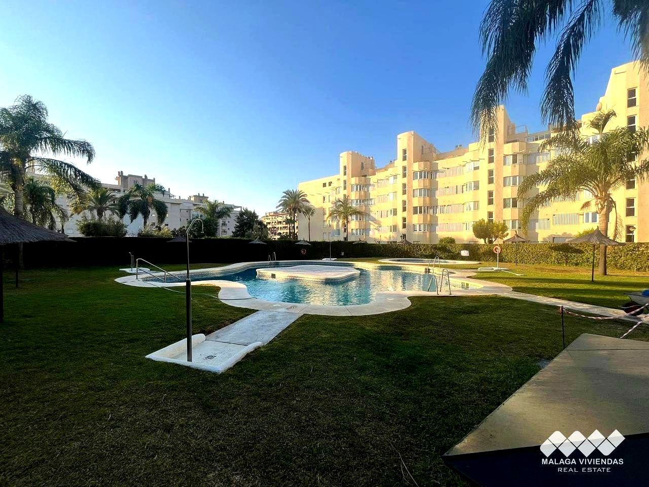 Piscina de Planta baixa de lloguer en Torremolinos amb Aire condicionat, Terrassa i Traster