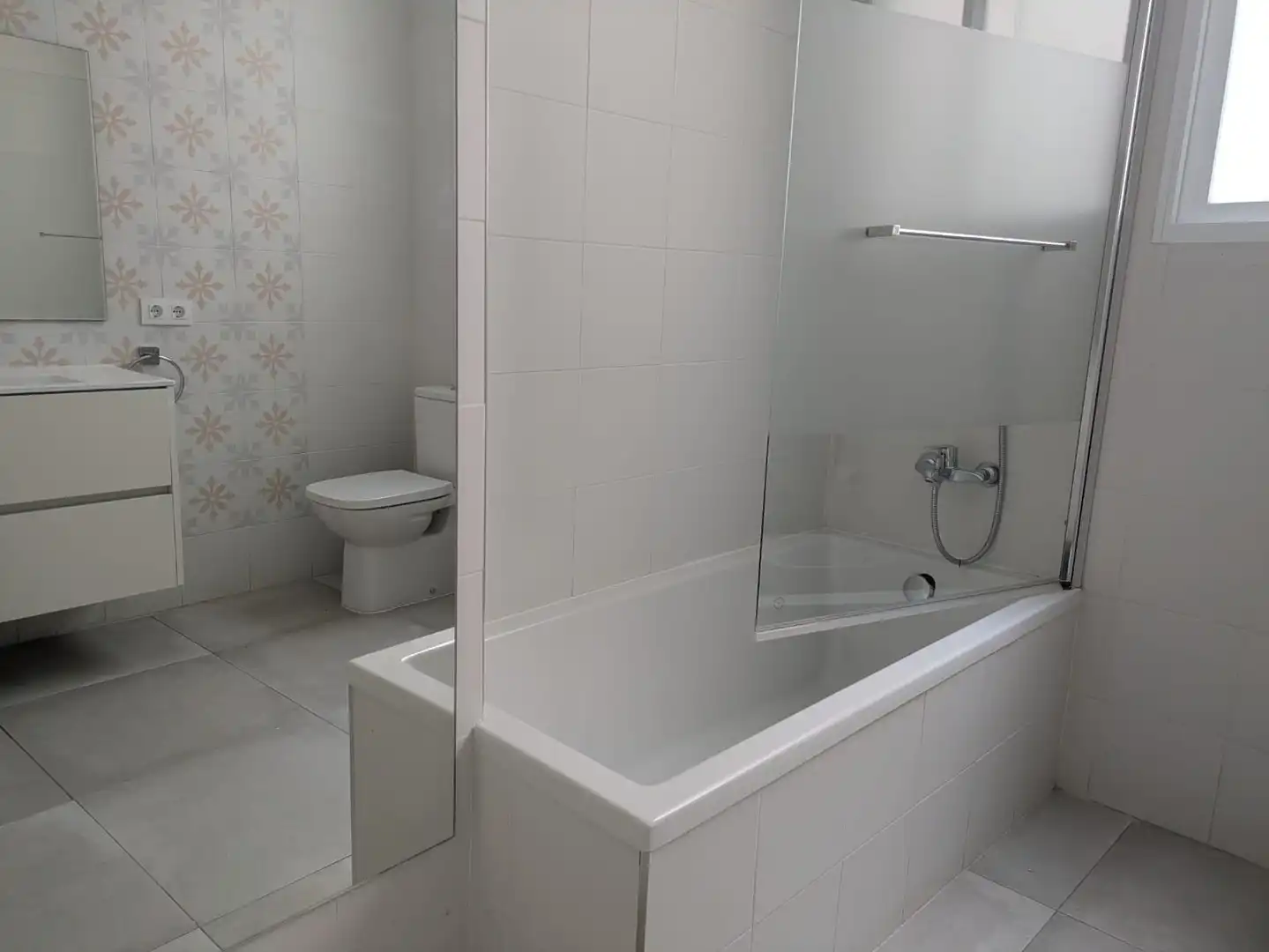 Baño de Piso de alquiler en Valencia con Balcón