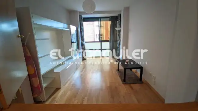 Bedroom of Flat for rent in Madrid  with Air Conditioner, Swimming Pool and Washing machine
