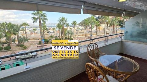 Piso en primera línea de playa con vistas al puerto deportivo