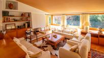 Sala d'estar de Casa o xalet en venda en Matadepera amb Calefacció, Jardí privat i Parquet