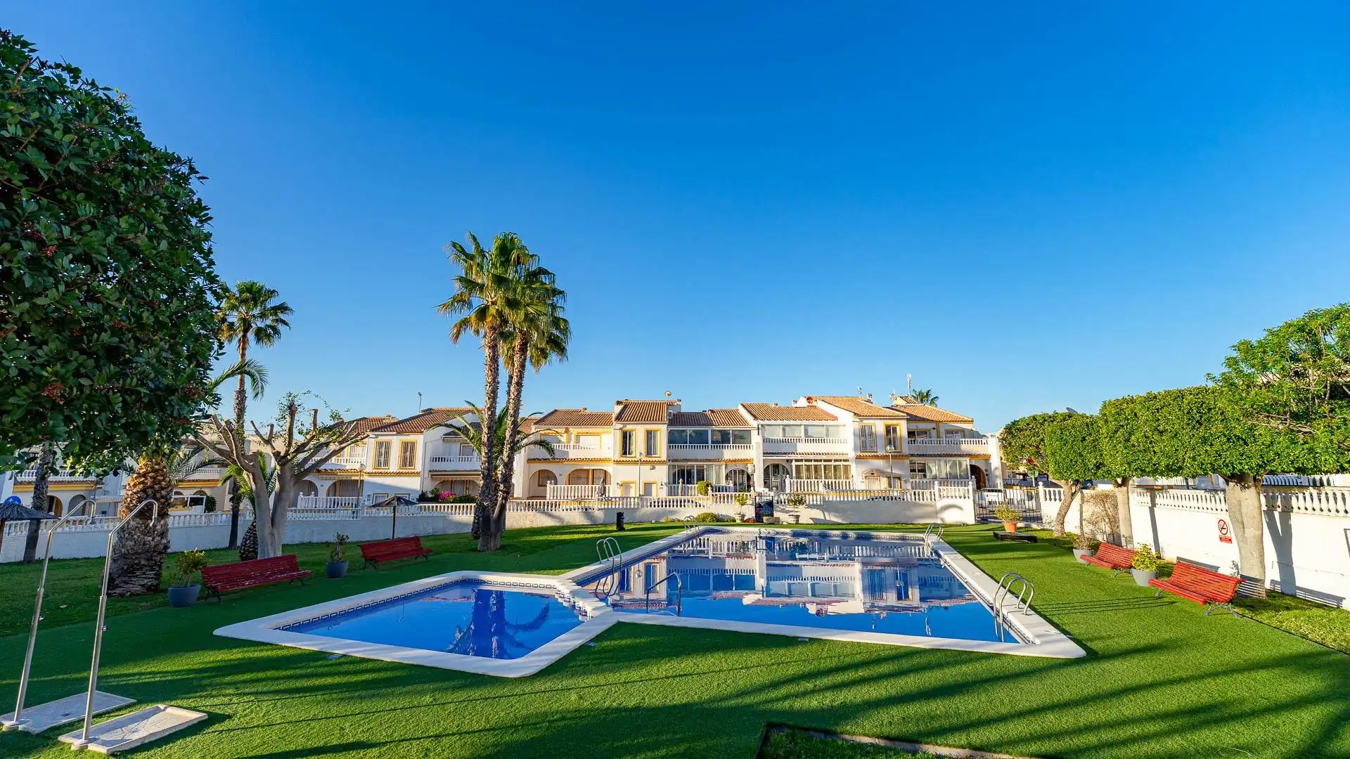 Vista exterior de Casa o chalet en venta en Santa Pola con Jardín privado, Terraza y Piscina comunitaria