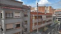 Vista exterior de Pis en venda en L'Hospitalet de Llobregat amb Forn i Balcó