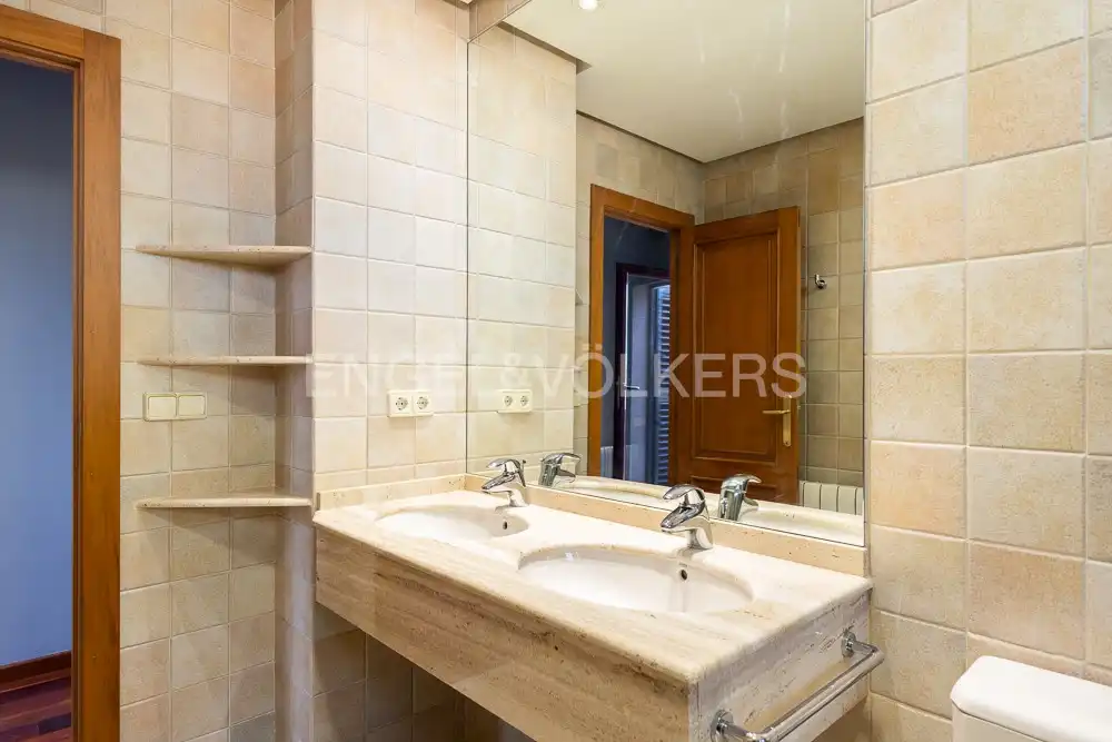 Bathroom of Houses for sale in La Pobla de Vallbona  with Air Conditioner, Heating and Private garden