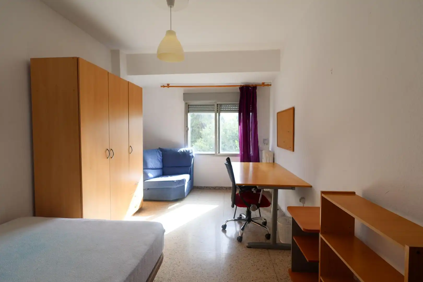 Dormitori de Pis en venda en Granada amb Calefacció, Moblat i Balcó