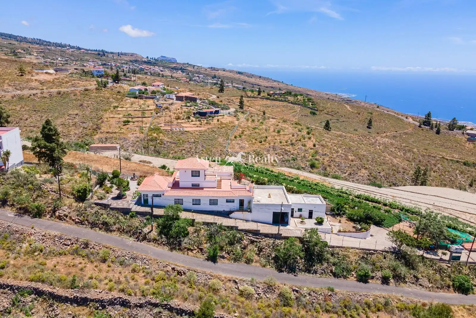 Vista exterior de Casa o xalet en venda en Adeje amb Terrassa, Traster i Moblat