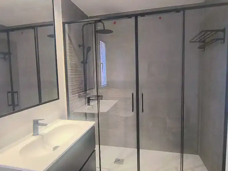 Badezimmer von Wohnung zur Miete in Pozuelo de Alarcón mit Klimaanlage, Privatgarten und Parkett