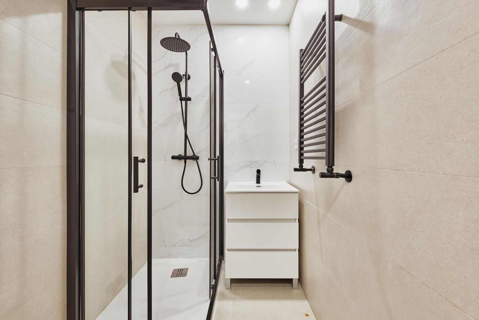 Bathroom of Flat for sale in  Madrid Capital  with Air Conditioner, Heating and Furnished