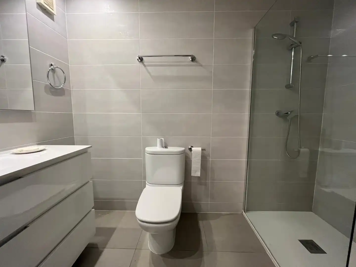 Badezimmer von Wohnung zum Verkauf in Barcelona mit Klimaanlage, Heizung und Parkett