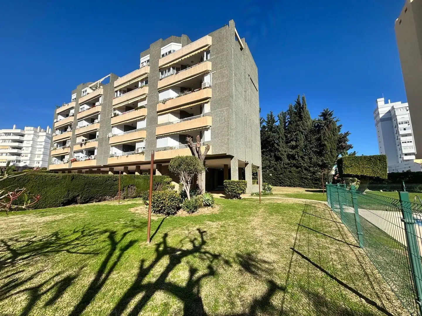 Vista exterior de Pis en venda en Benalmádena amb Jardí privat, Terrassa i Balcó