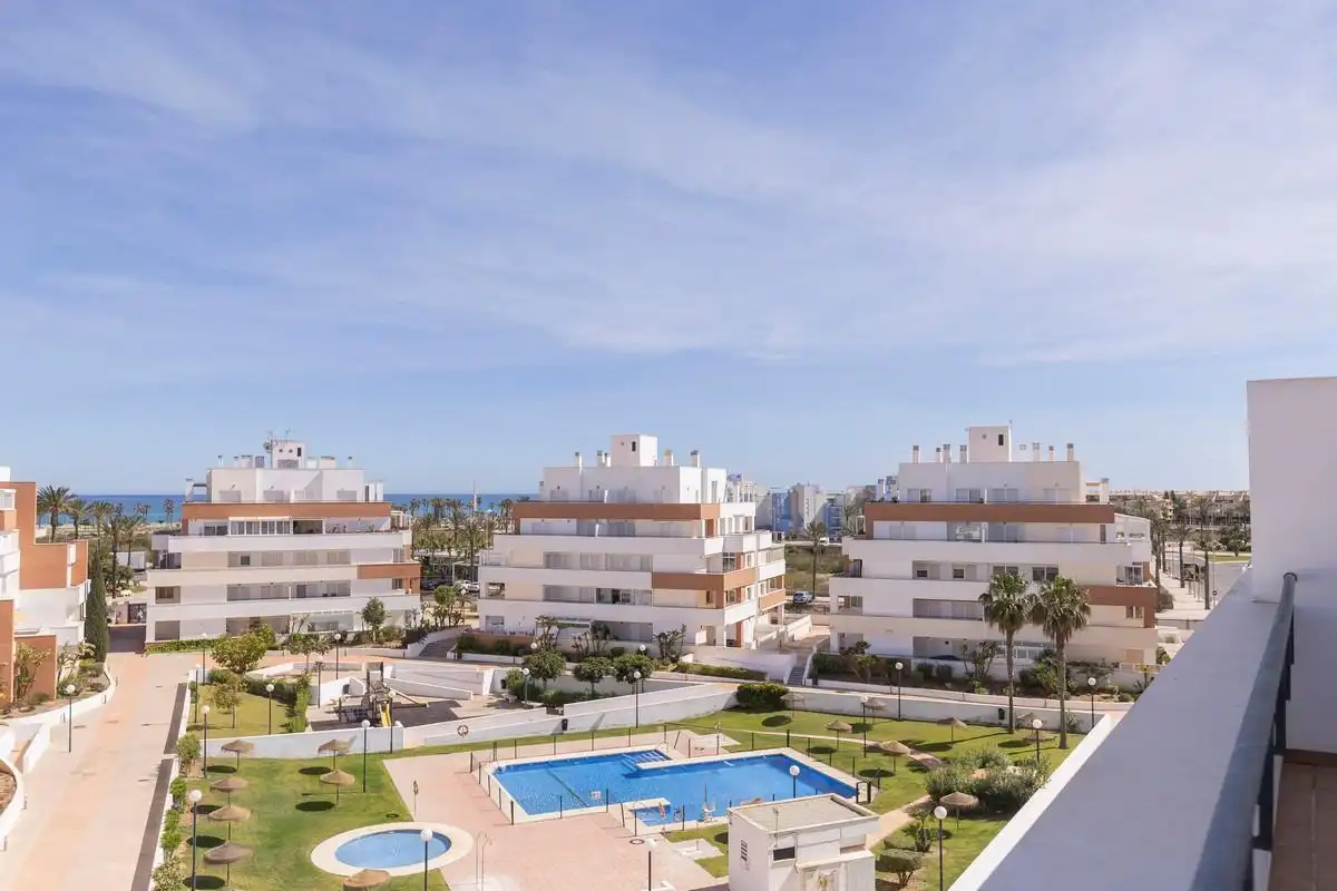 Vista exterior de Àtic en venda en Roquetas de Mar amb Aire condicionat, Jardí privat i Terrassa