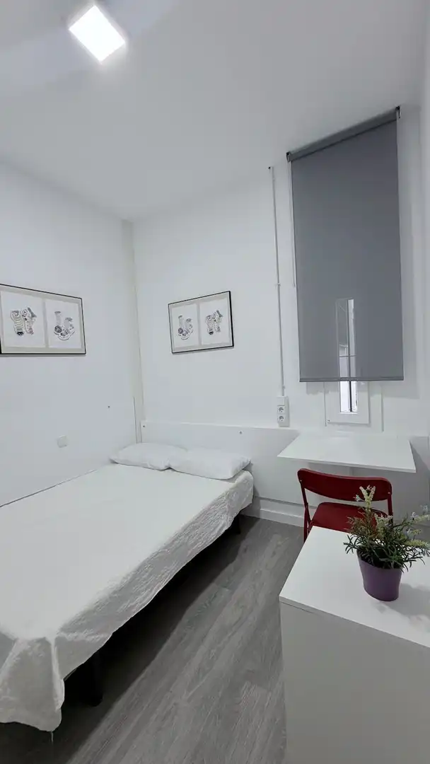 Dormitori de Pis de lloguer en Madrid amb Aire condicionat, Calefacció i Moblat