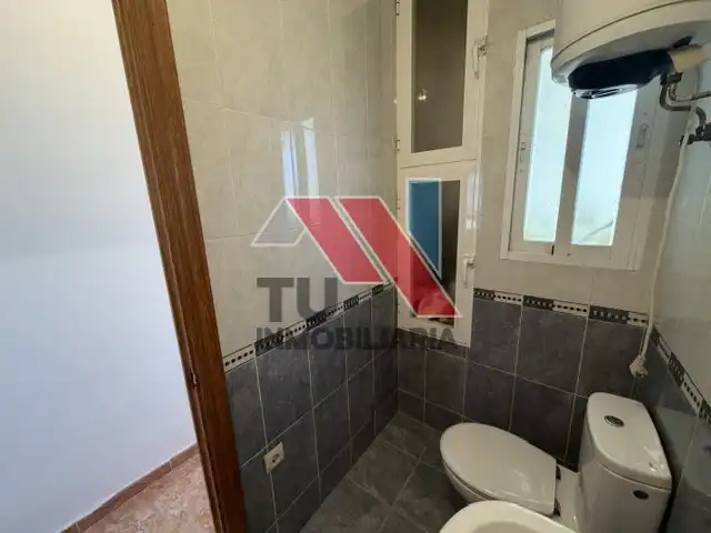 Baño de Piso en venta en Fuensalida con Terraza, Horno y Lavadora