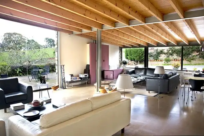 Sala d'estar de Edifici en venda en Caravia