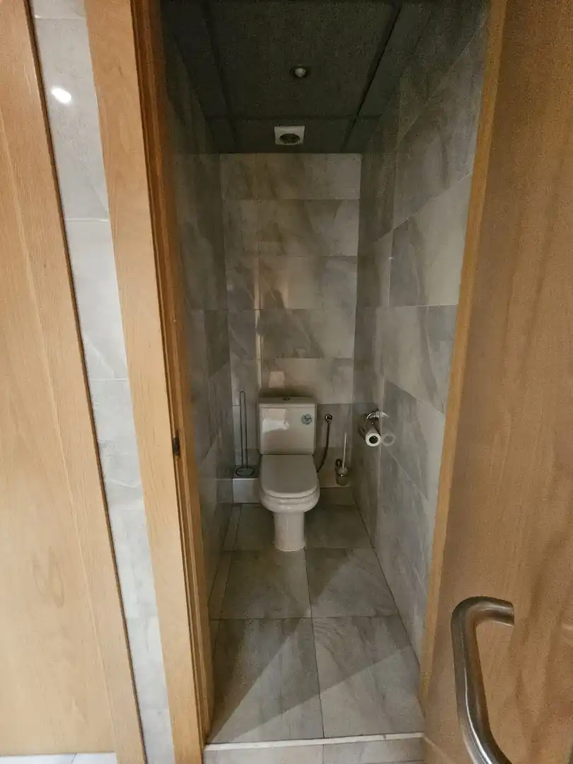 Badezimmer von Büro zur Miete in Barcelona mit Klimaanlage und Balkon