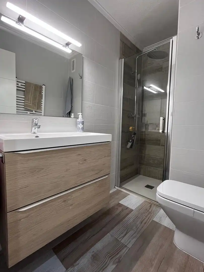 Baño de Piso en venta en Elche / Elx con Aire acondicionado, Trastero y Amueblado