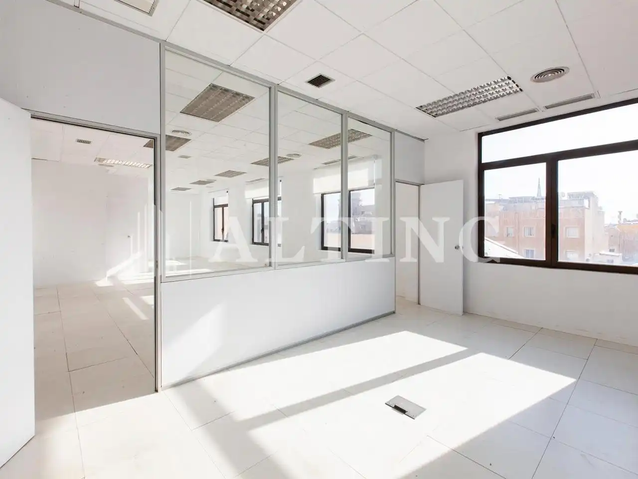Office space with lift to rent in Catalunya, imagen 17