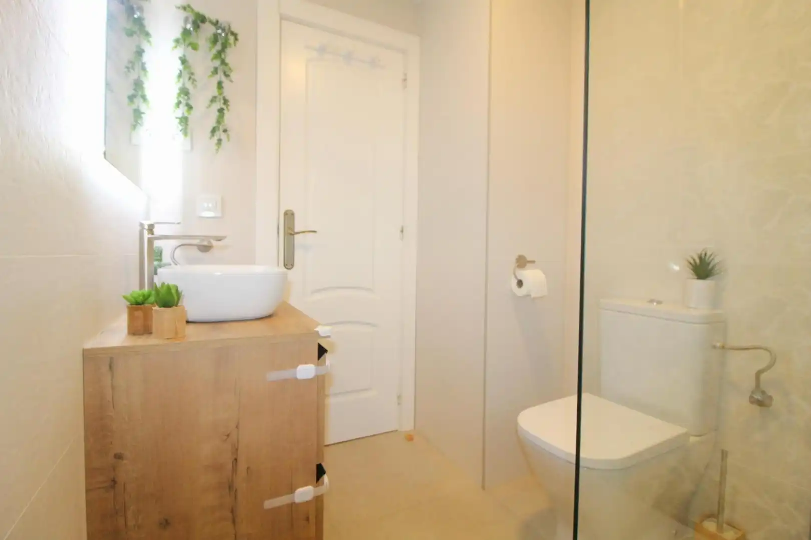 Badezimmer von Wohnungen zum Verkauf in Torrevieja mit Terrasse und Möbliert