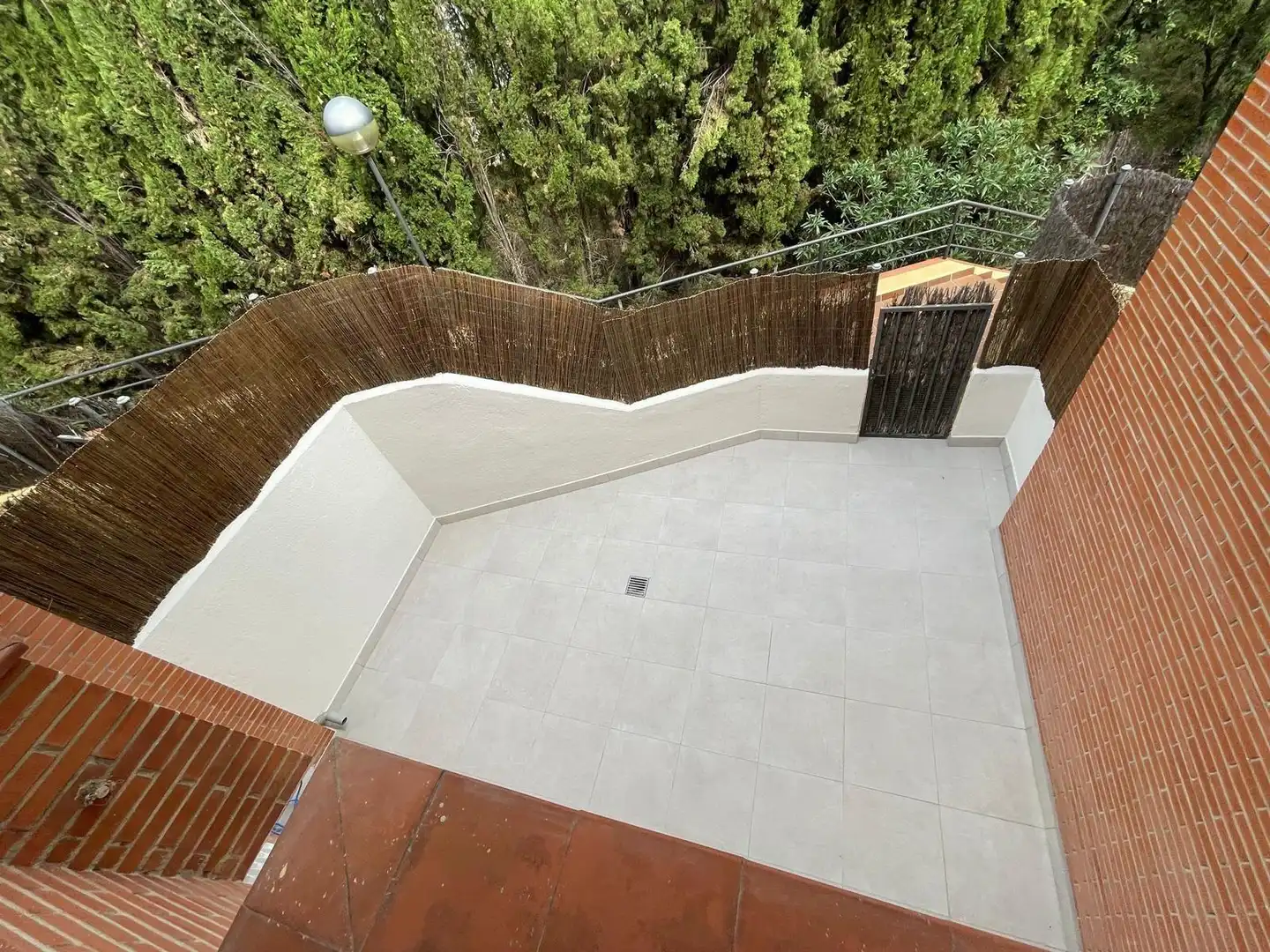 Terrasse von Einfamilien-Reihenhaus zur Miete in Sant Andreu de Llavaneres mit Klimaanlage, Privatgarten und Balkon