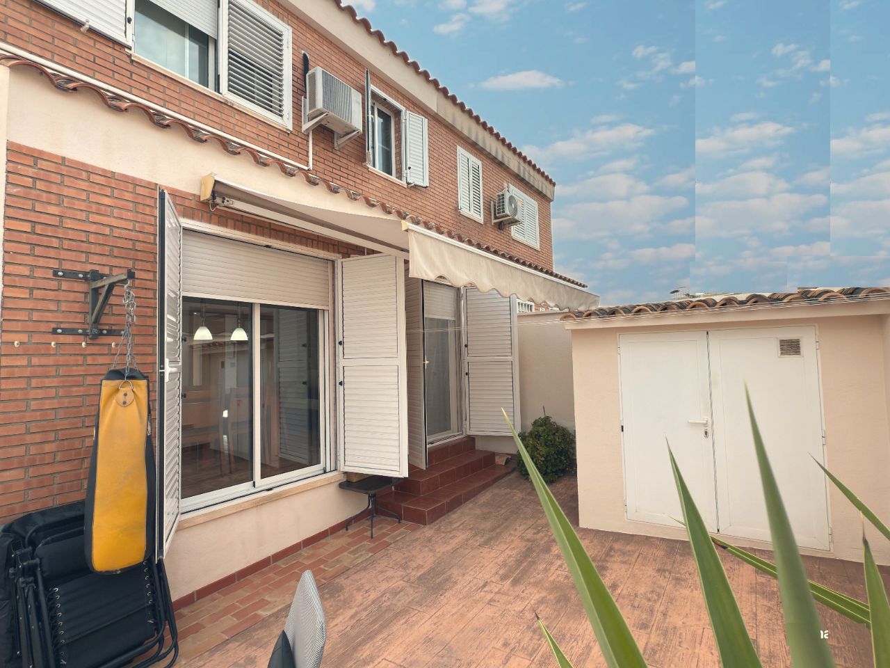Vista exterior de Casa adosada en venda en Náquera amb Aire condicionat, Calefacció i Jardí privat