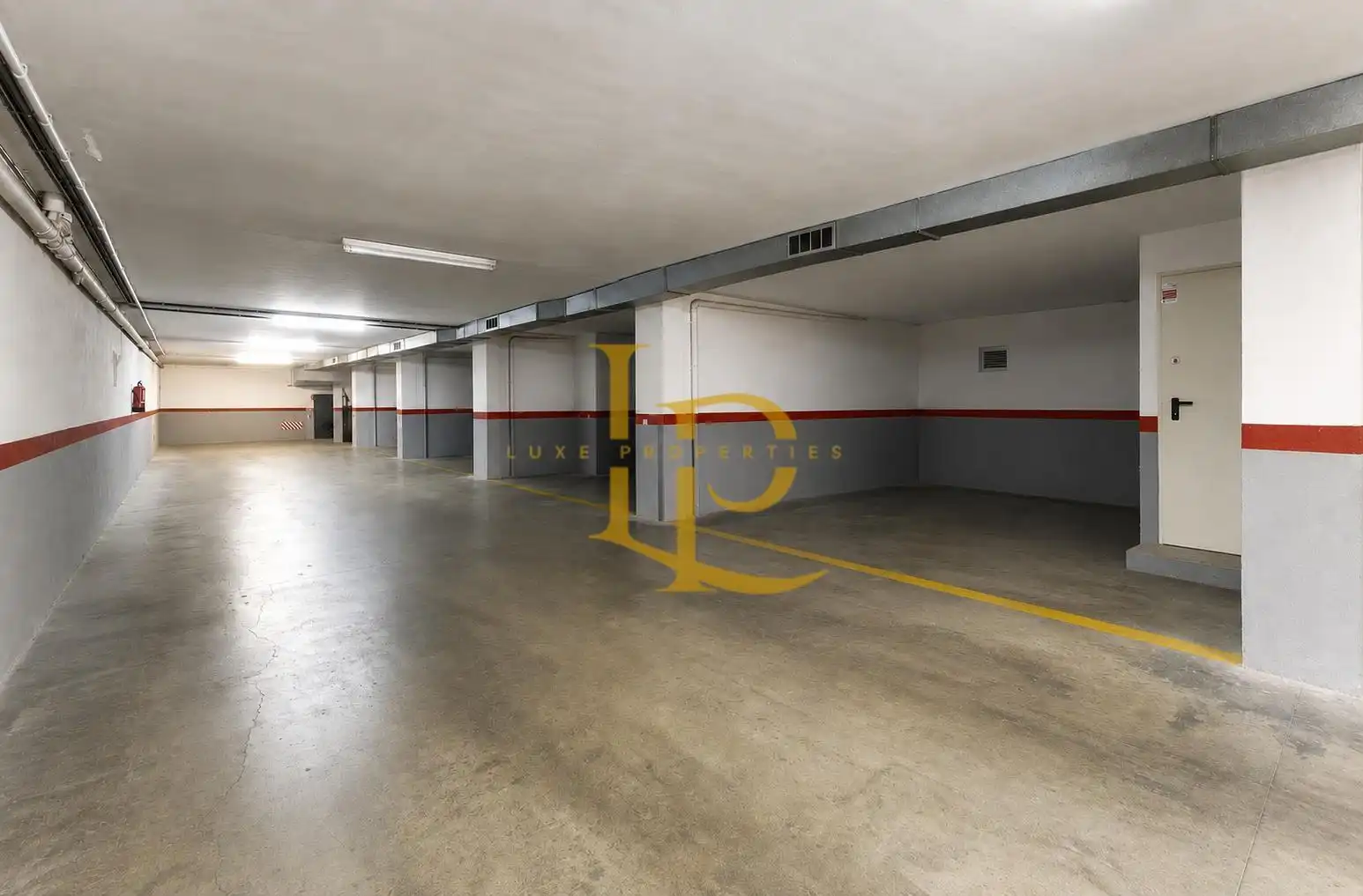 Parking de Casa adosada en venta en Sant Cugat del Vallès con Aire acondicionado, Calefacción y Jardín privado