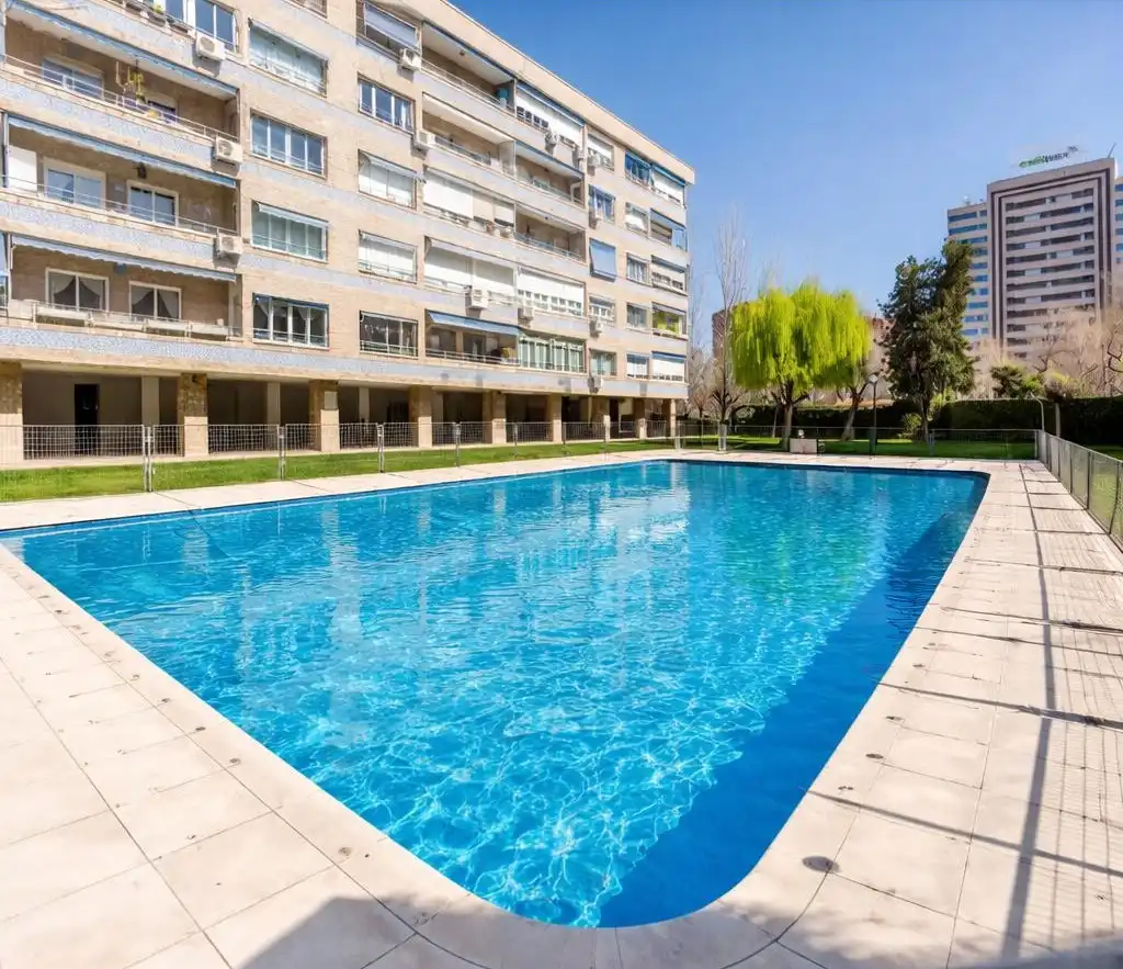Piscina de Pis en venda en  Madrid Capital amb Aire condicionat, Calefacció i Piscina comunitària