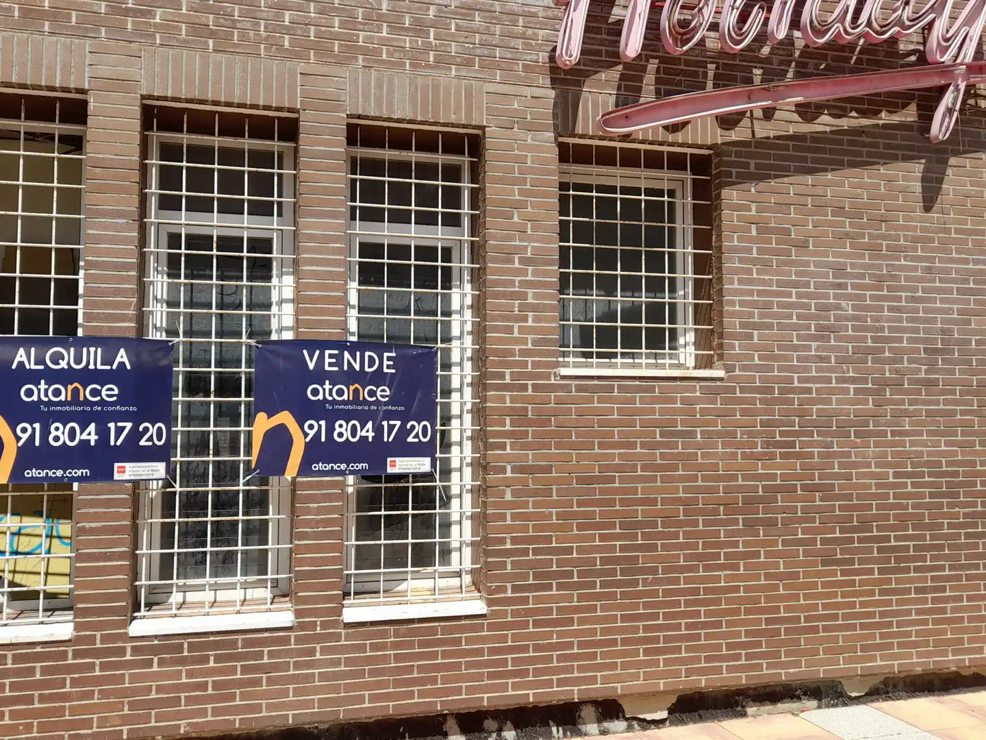 Vista exterior de Local en venda en Tres Cantos