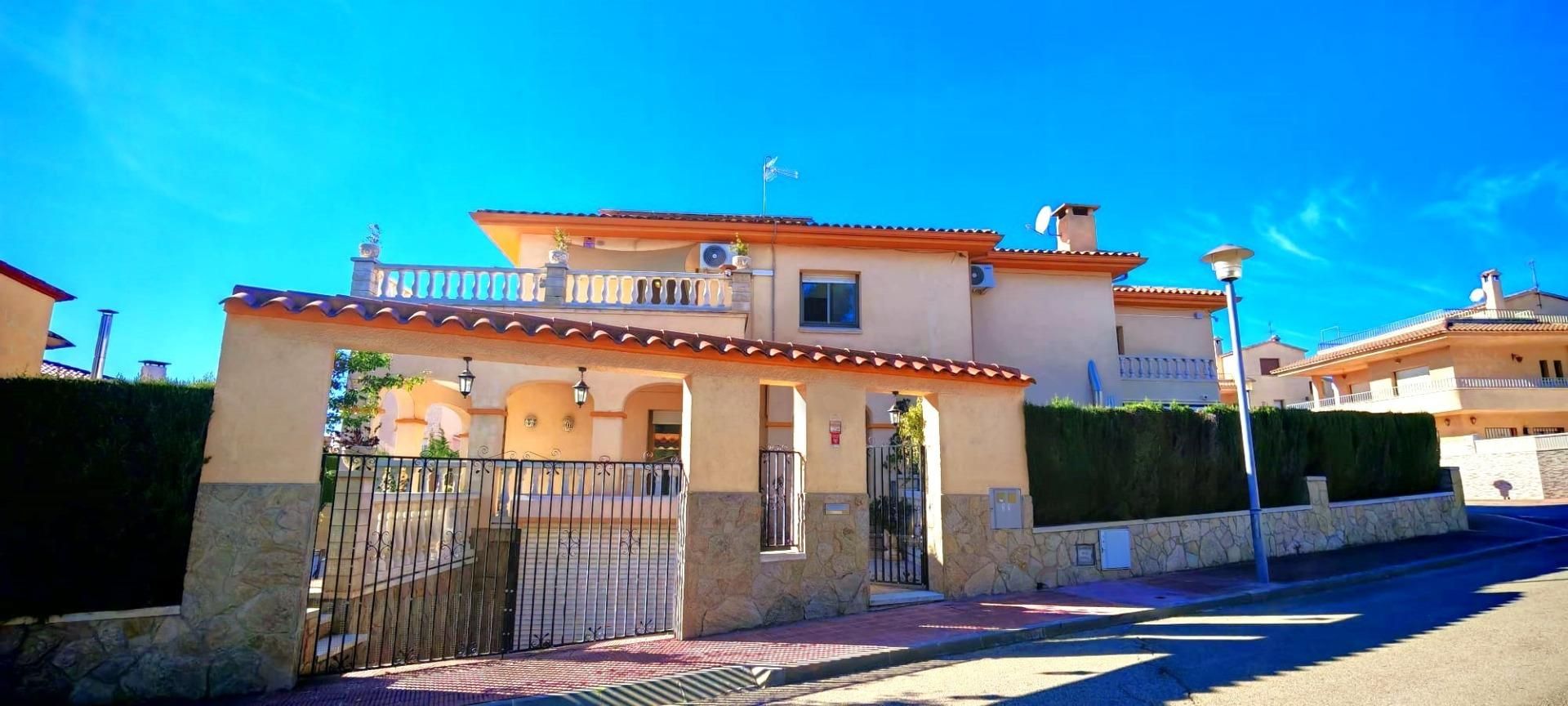 Vista exterior de Casa o xalet en venda en El Vendrell amb Calefacció, Jardí privat i Terrassa