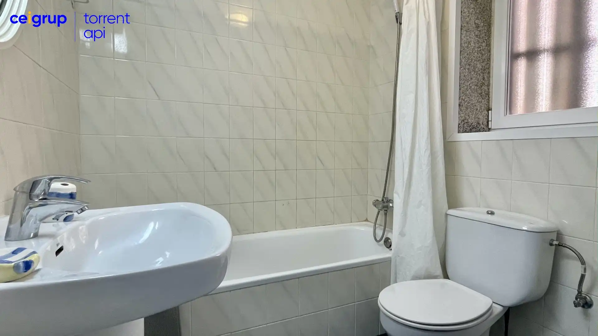 Baño de Planta baja en venta en L'Estartit con Terraza, Piscina y Amueblado