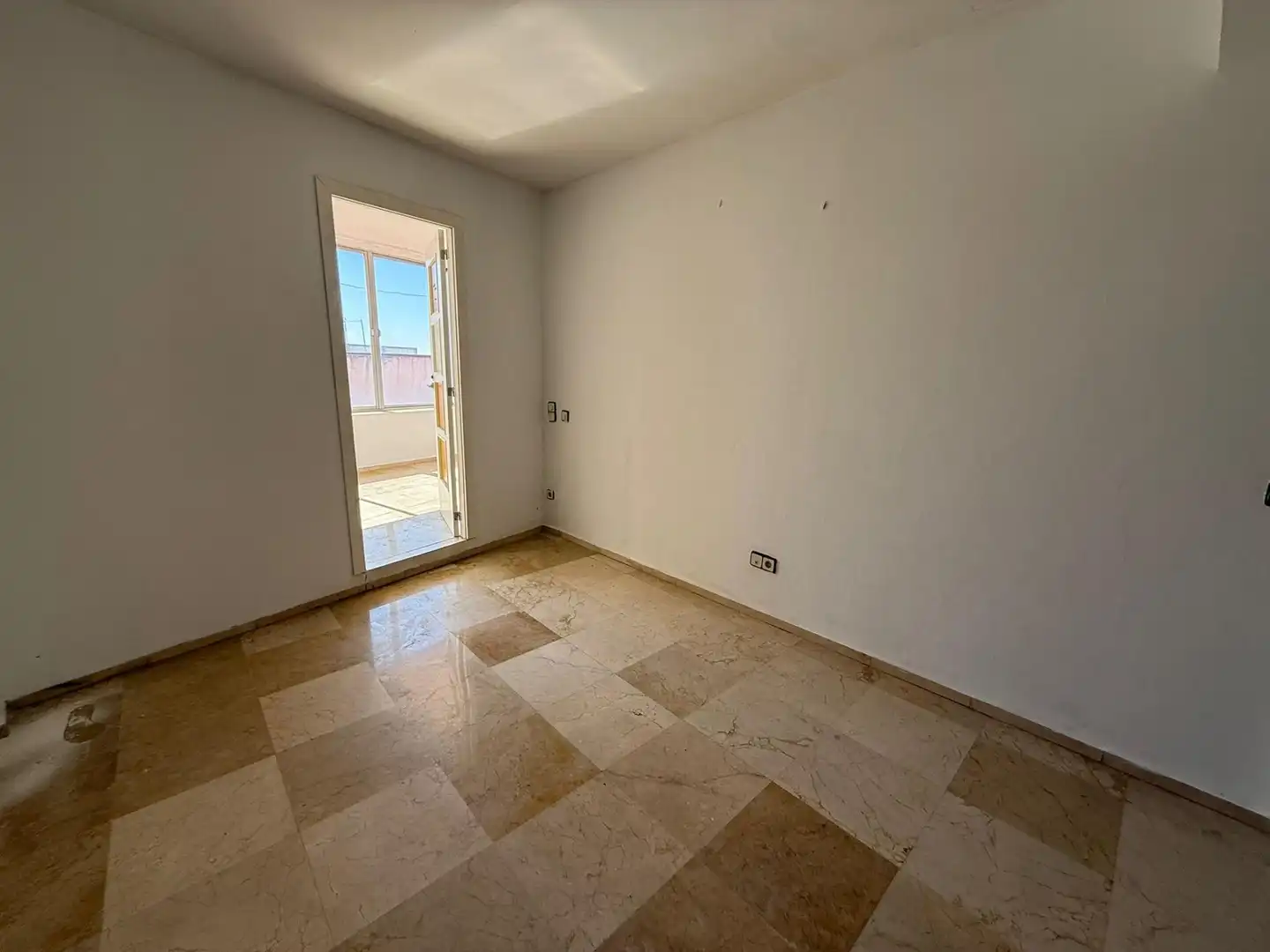 Schlafzimmer von Dachboden zur Miete in Sevilla mit Klimaanlage und Terrasse