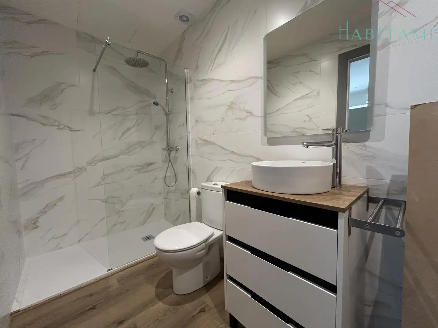 Badezimmer von Wohnung zur Miete in Genil