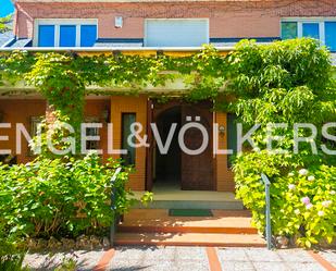 Vista exterior de Casa o xalet en venda en Torrelodones amb Aire condicionat, Terrassa i Piscina