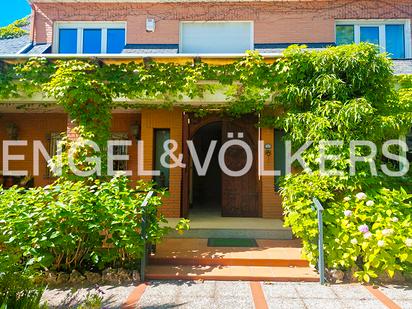 Vista exterior de Casa o xalet en venda en Torrelodones amb Aire condicionat, Calefacció i Jardí privat