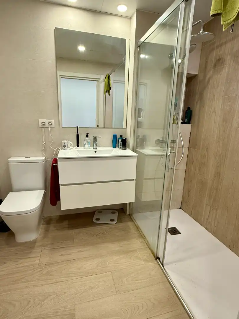 Badezimmer von Wohnung zum Verkauf in Barcelona mit Klimaanlage, Heizung und Parkett