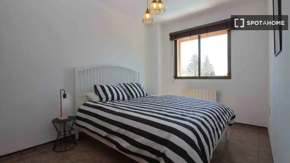 Habitación de Piso de alquiler en La Pobla de Vallbona con Aire acondicionado, Calefacción y Amueblado