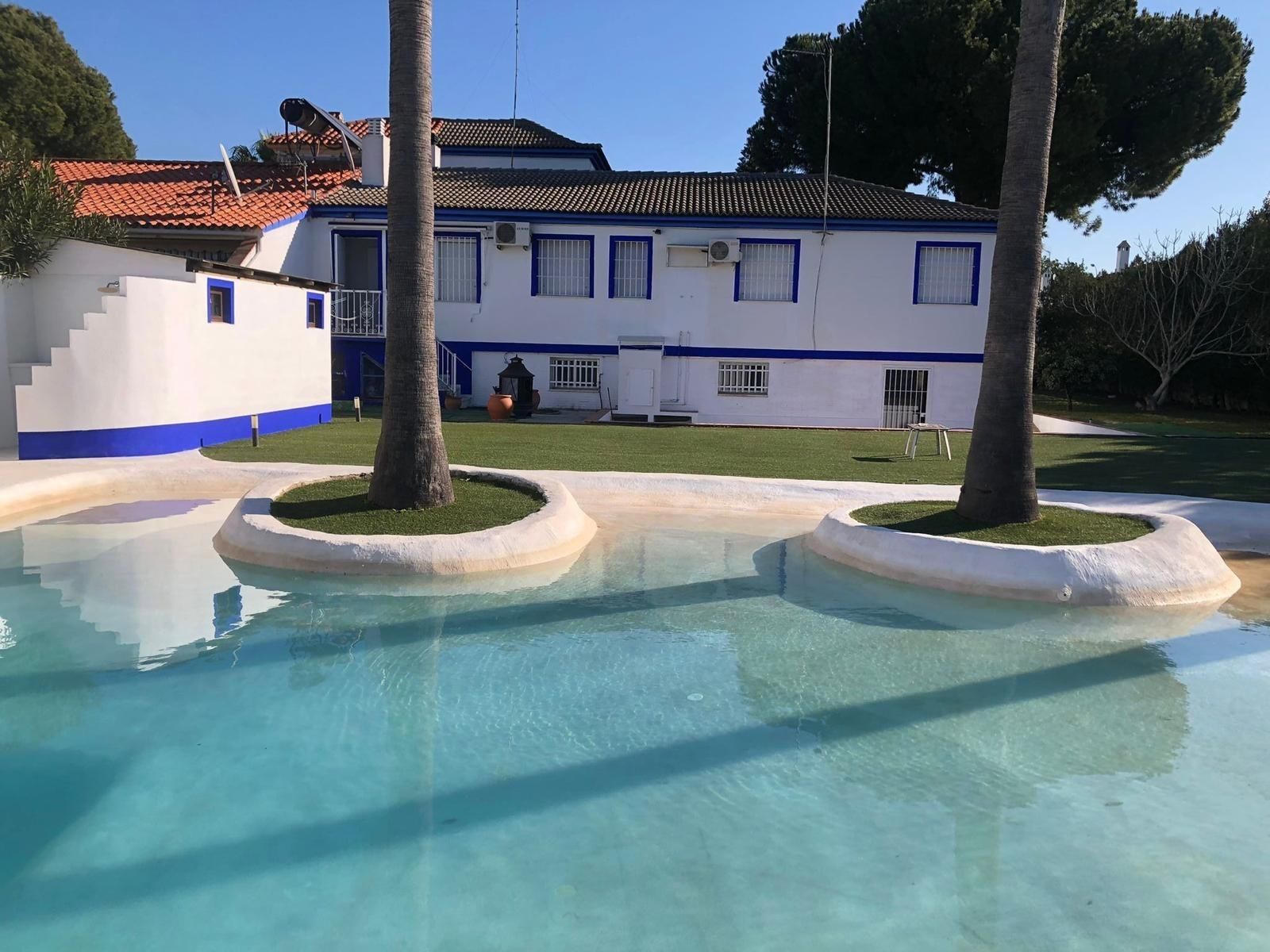 Piscina de Casa adosada en venda en Montequinto amb Aire condicionat, Terrassa i Piscina