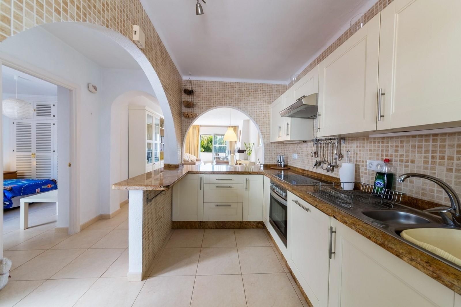 Cuina de Apartament en venda en Marbella amb Aire condicionat, Jardí privat i Terrassa