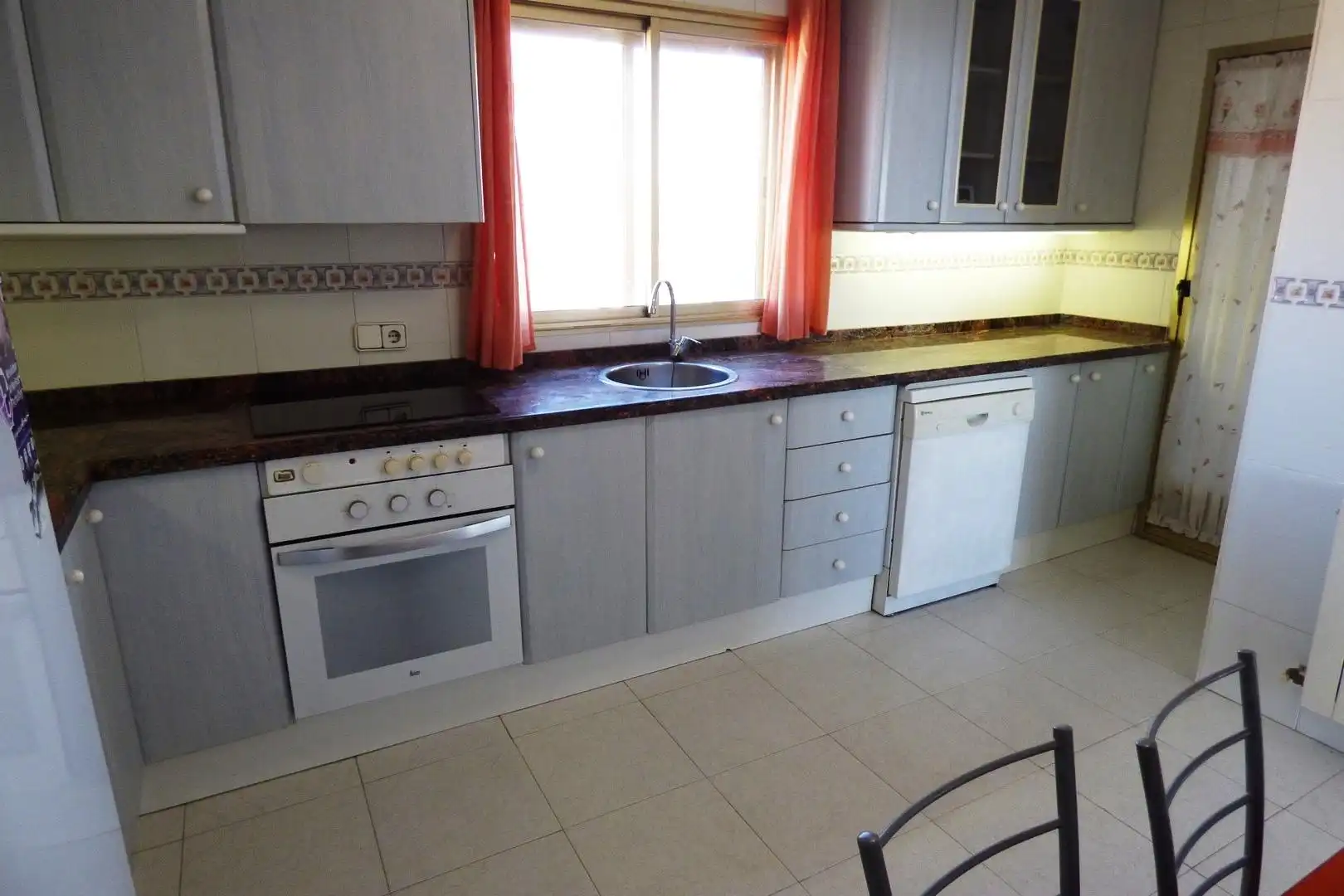 Küche von Wohnung zum Verkauf in Alicante / Alacant mit Klimaanlage, Heizung und Privatgarten