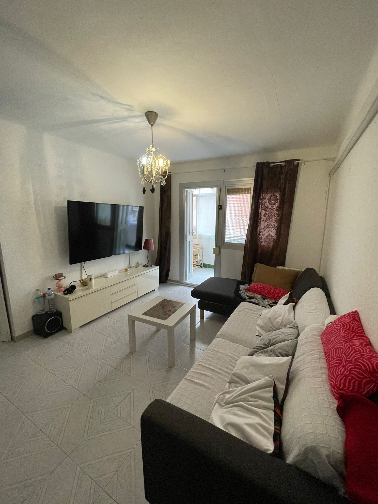 Sala d'estar de Pis en venda en Cornellà de Llobregat amb Balcó