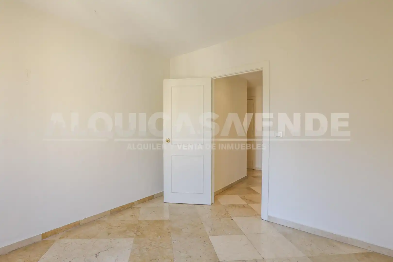 Habitación de Piso en venta en Sevilla con Aire acondicionado, Calefacción y Jardín privado