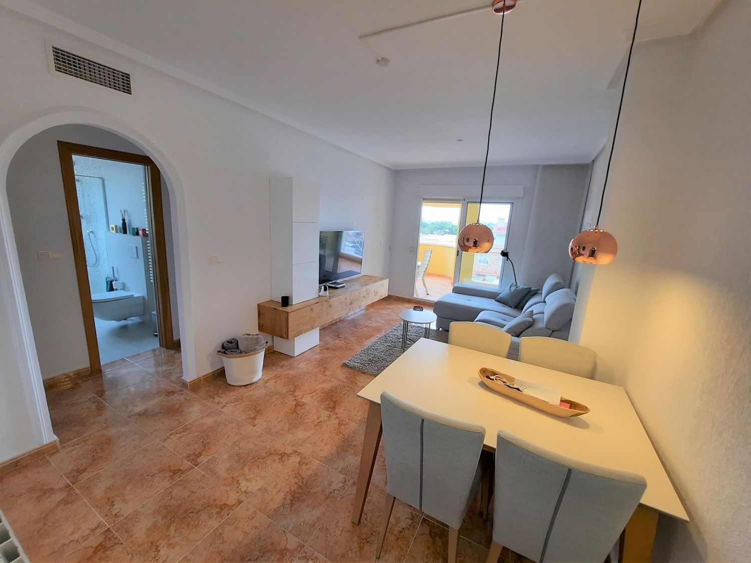 Sala d'estar de Pis de lloguer en Alicante / Alacant amb Aire condicionat, Jardí privat i Terrassa